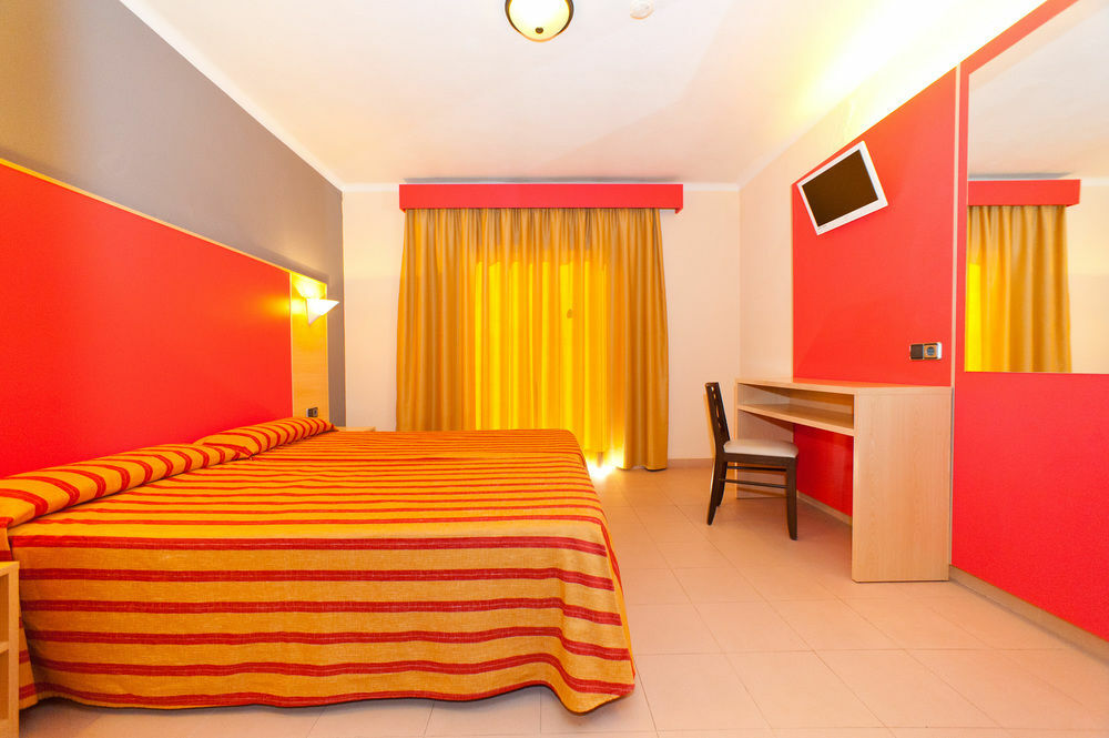The Red Hotel By Ibiza Feeling - Adults Only サンアントニオアバド エクステリア 写真
